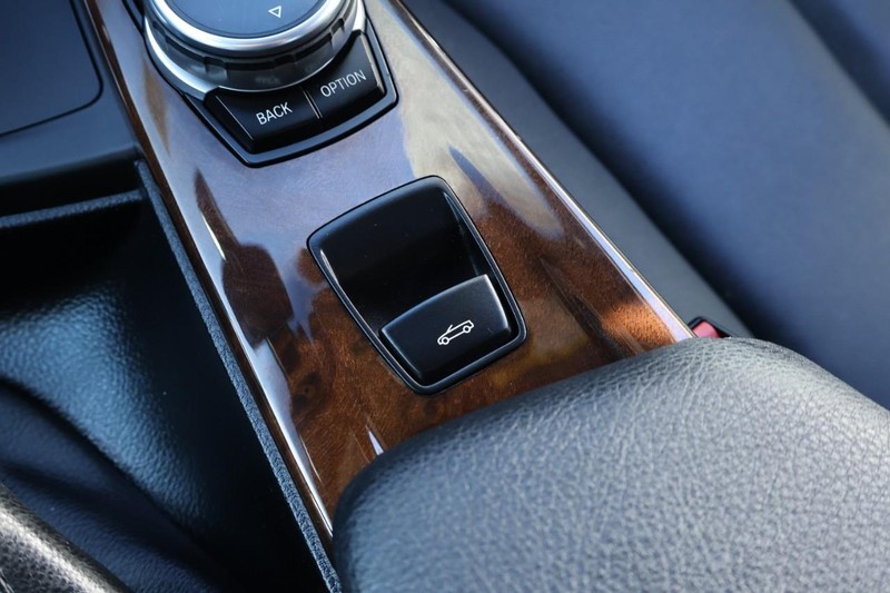 BMW 4 Series Vehicle Full-screen Gallery Image 40