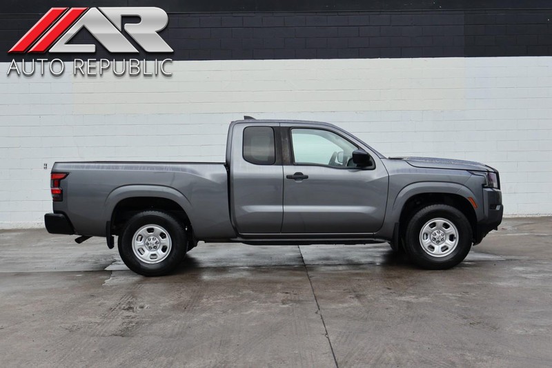 Nissan Frontier Vehicle Full-screen Gallery Image 01