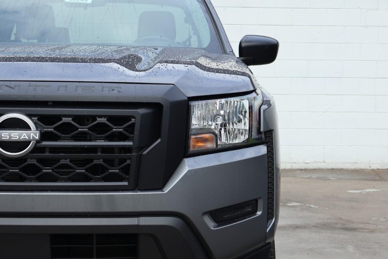 Nissan Frontier Vehicle Full-screen Gallery Image 04