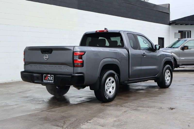 Nissan Frontier Vehicle Full-screen Gallery Image 05