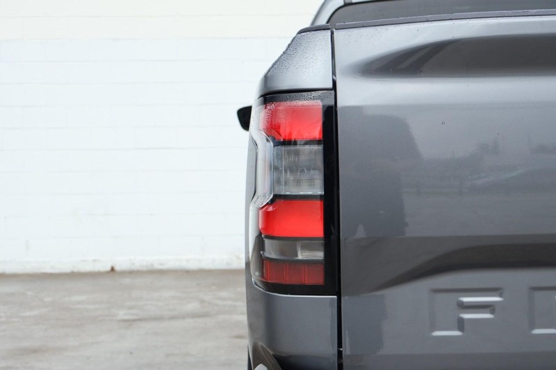 Nissan Frontier Vehicle Full-screen Gallery Image 07