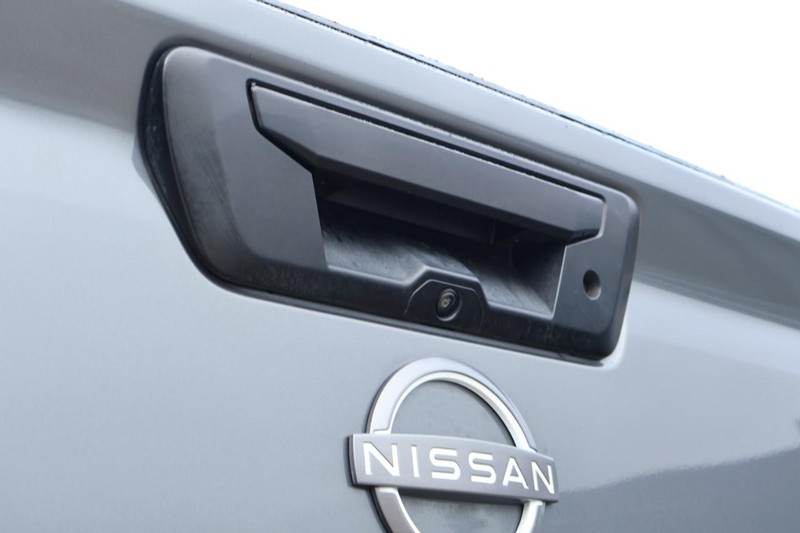Nissan Frontier Vehicle Full-screen Gallery Image 08