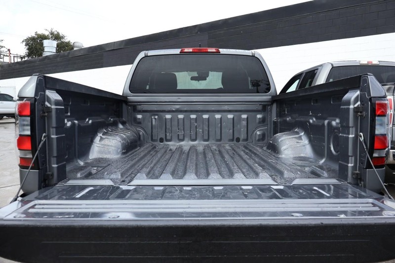 Nissan Frontier Vehicle Full-screen Gallery Image 09