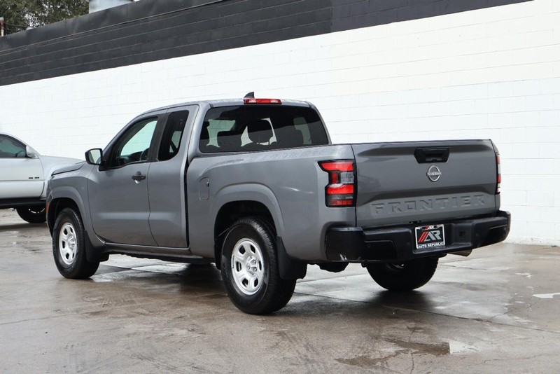 Nissan Frontier Vehicle Full-screen Gallery Image 10