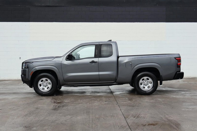 Nissan Frontier Vehicle Full-screen Gallery Image 11