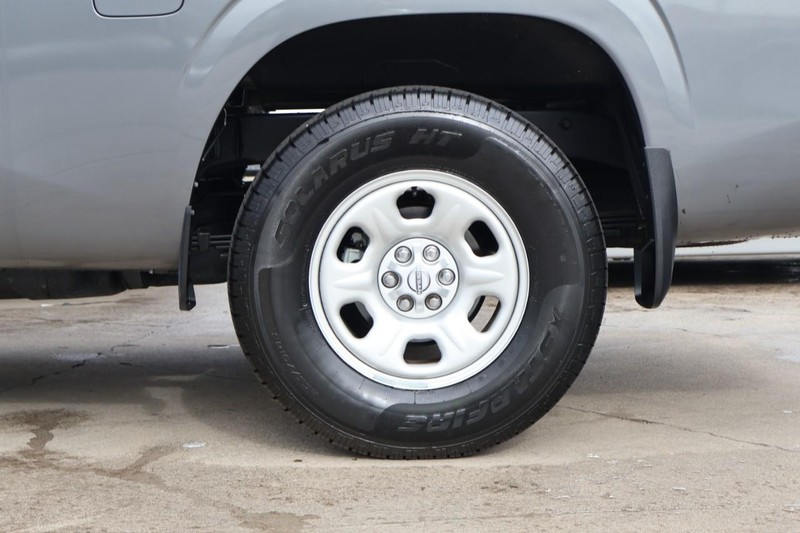 Nissan Frontier Vehicle Full-screen Gallery Image 14