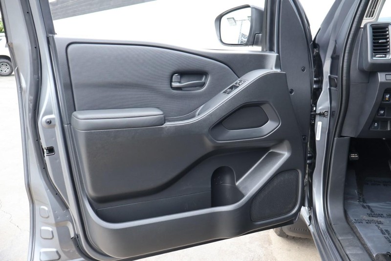 Nissan Frontier Vehicle Full-screen Gallery Image 15