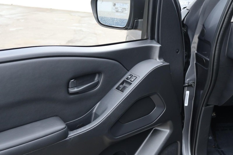 Nissan Frontier Vehicle Full-screen Gallery Image 16