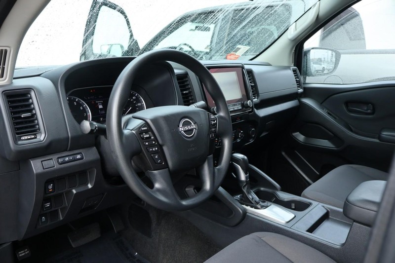 Nissan Frontier Vehicle Full-screen Gallery Image 17