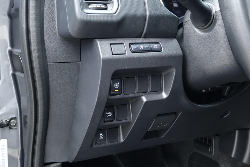 Nissan Frontier Vehicle Full-screen Gallery Image 18