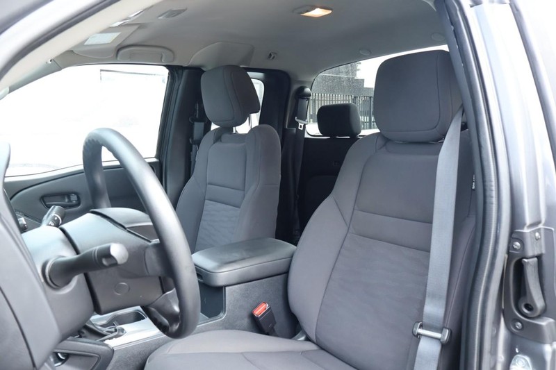 Nissan Frontier Vehicle Full-screen Gallery Image 19
