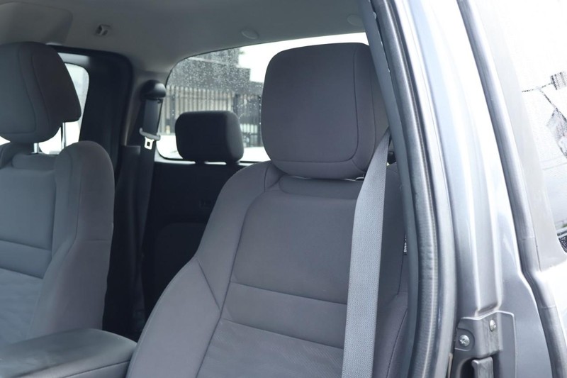 Nissan Frontier Vehicle Full-screen Gallery Image 20