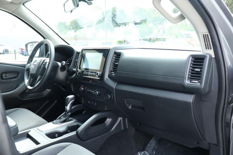 Nissan Frontier Vehicle Full-screen Gallery Image 21