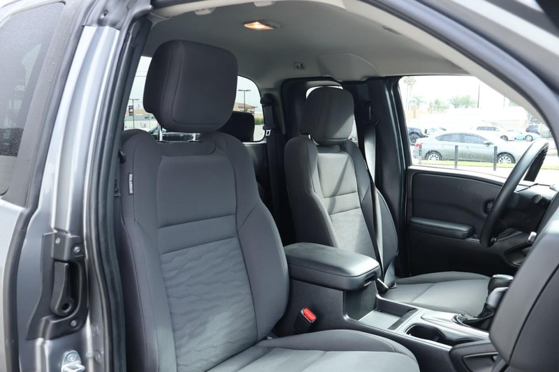 Nissan Frontier Vehicle Full-screen Gallery Image 22