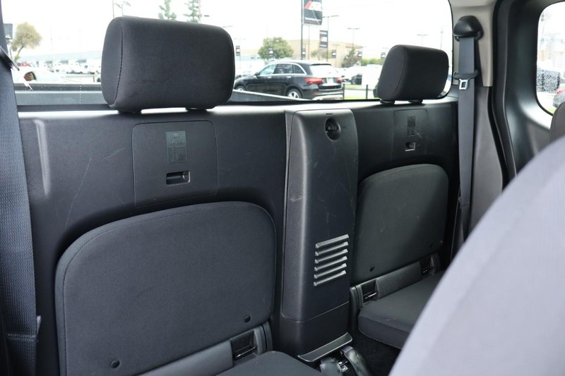 Nissan Frontier Vehicle Full-screen Gallery Image 23