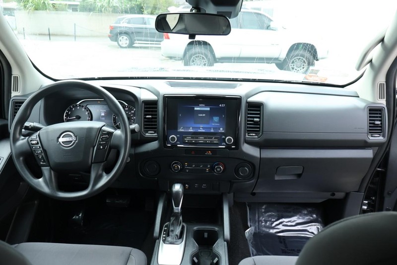 Nissan Frontier Vehicle Full-screen Gallery Image 24