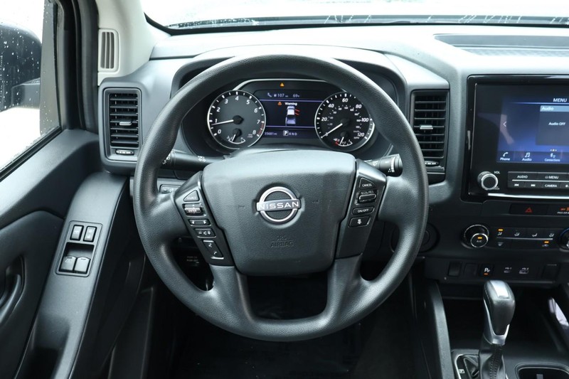 Nissan Frontier Vehicle Full-screen Gallery Image 26
