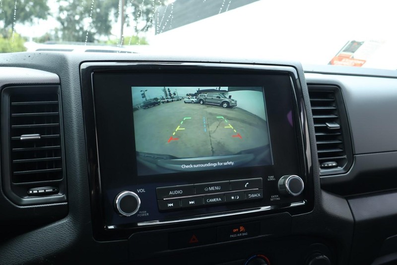 Nissan Frontier Vehicle Full-screen Gallery Image 32