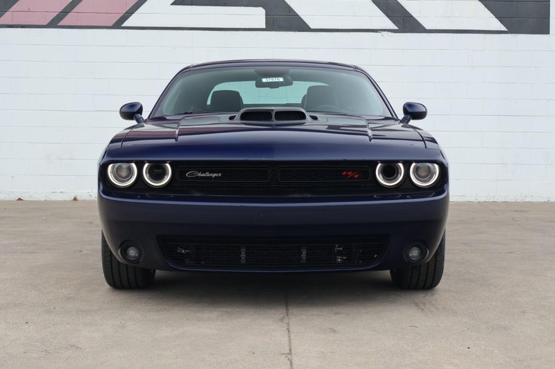 Dodge Challenger Vehicle Full-screen Gallery Image 02