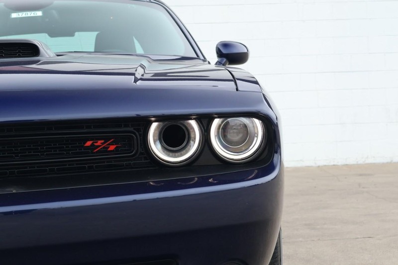 Dodge Challenger Vehicle Full-screen Gallery Image 03