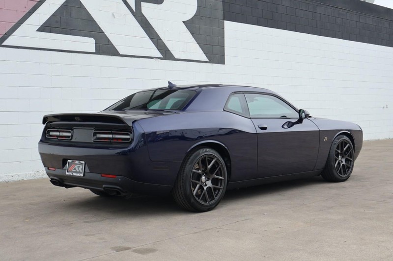 Dodge Challenger Vehicle Full-screen Gallery Image 05