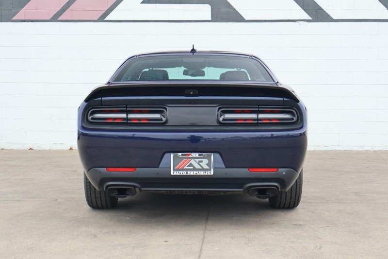 Dodge Challenger Vehicle Full-screen Gallery Image 06