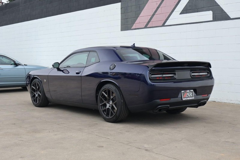 Dodge Challenger Vehicle Full-screen Gallery Image 10