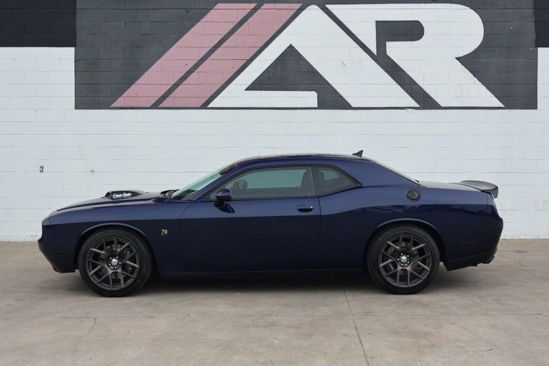 Dodge Challenger Vehicle Full-screen Gallery Image 11
