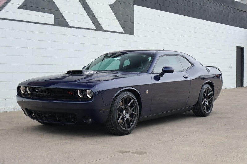Dodge Challenger Vehicle Full-screen Gallery Image 12