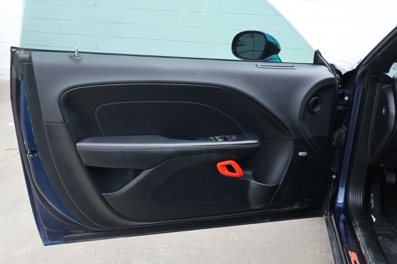 Dodge Challenger Vehicle Full-screen Gallery Image 16