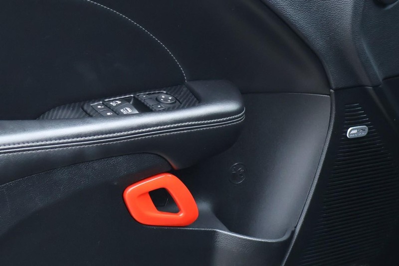 Dodge Challenger Vehicle Full-screen Gallery Image 17