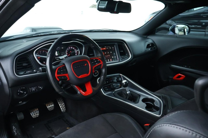 Dodge Challenger Vehicle Full-screen Gallery Image 18