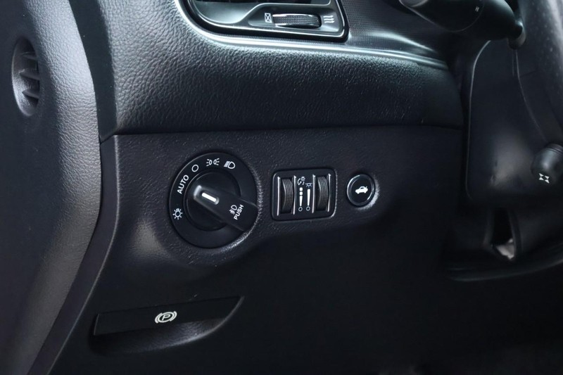 Dodge Challenger Vehicle Full-screen Gallery Image 19