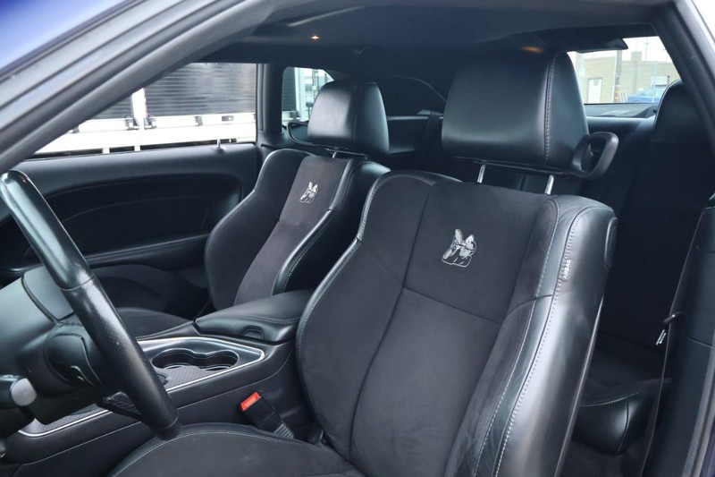 Dodge Challenger Vehicle Full-screen Gallery Image 21