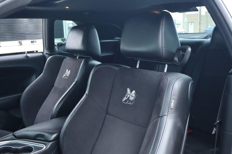 Dodge Challenger Vehicle Full-screen Gallery Image 23