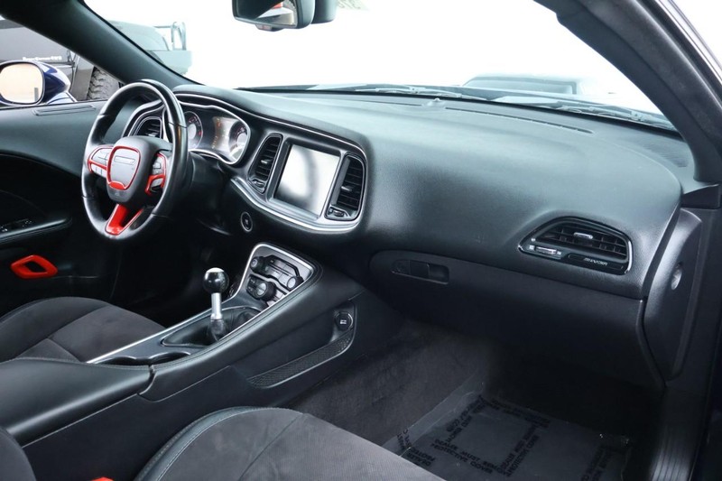 Dodge Challenger Vehicle Full-screen Gallery Image 24