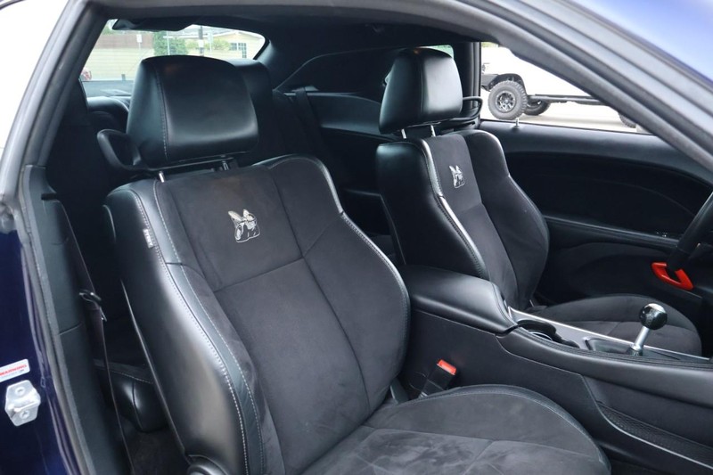 Dodge Challenger Vehicle Full-screen Gallery Image 26