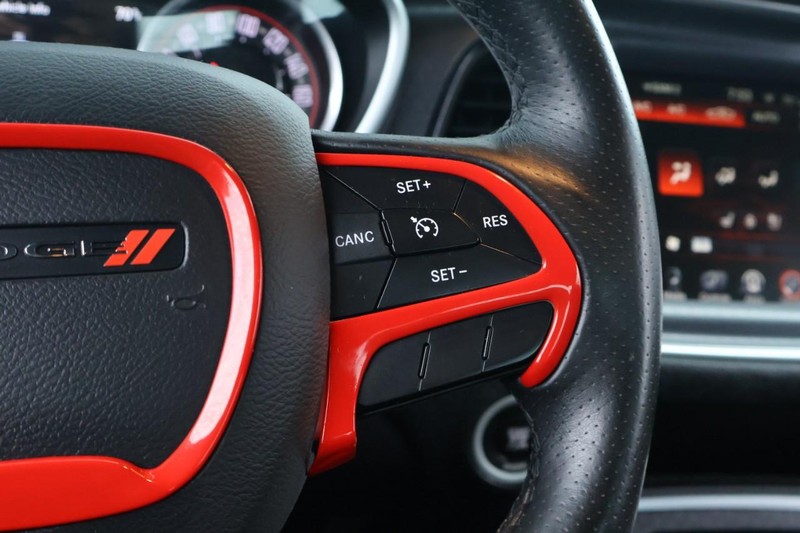 Dodge Challenger Vehicle Full-screen Gallery Image 32