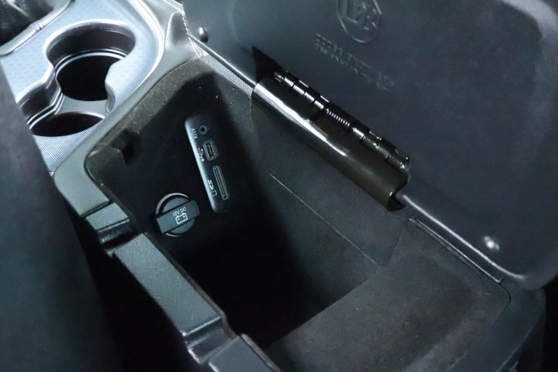 Dodge Challenger Vehicle Full-screen Gallery Image 40