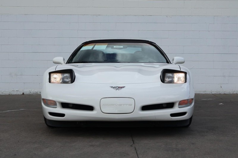Chevrolet Corvette Vehicle Full-screen Gallery Image 03