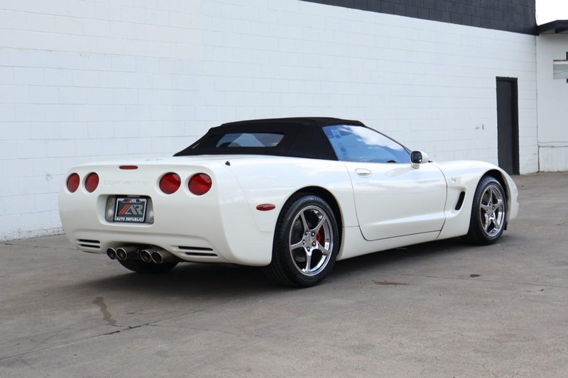Chevrolet Corvette Vehicle Full-screen Gallery Image 06