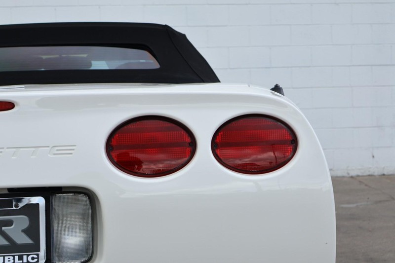 Chevrolet Corvette Vehicle Full-screen Gallery Image 08