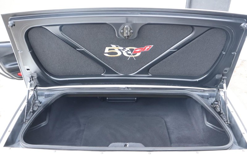 Chevrolet Corvette Vehicle Full-screen Gallery Image 09