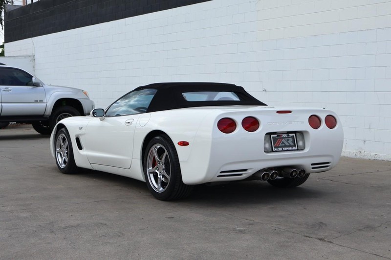 Chevrolet Corvette Vehicle Full-screen Gallery Image 11