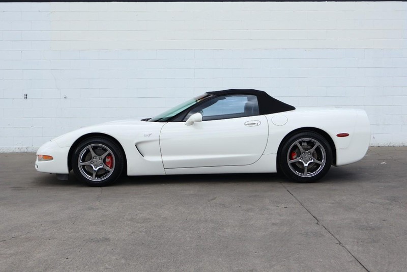 Chevrolet Corvette Vehicle Full-screen Gallery Image 12