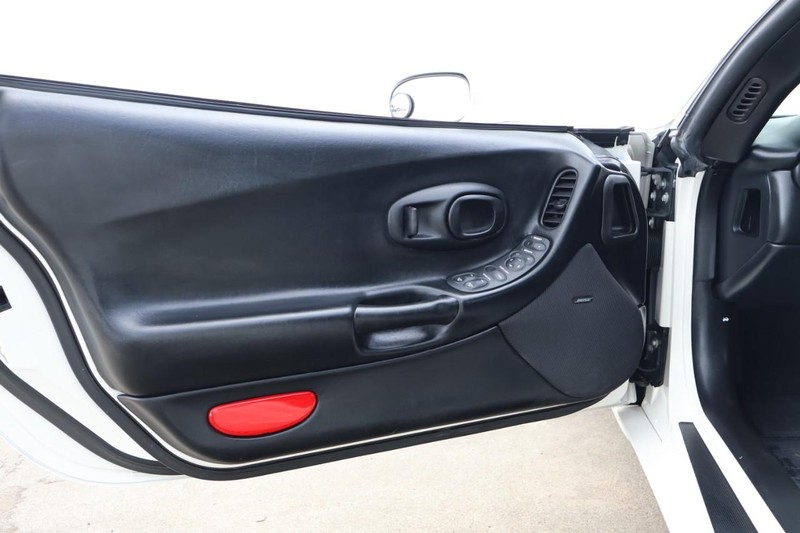 Chevrolet Corvette Vehicle Full-screen Gallery Image 16