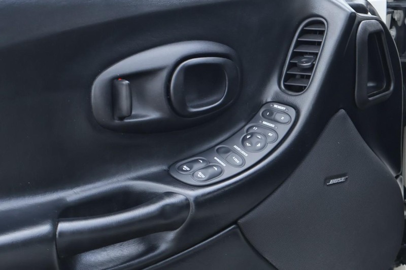 Chevrolet Corvette Vehicle Full-screen Gallery Image 17