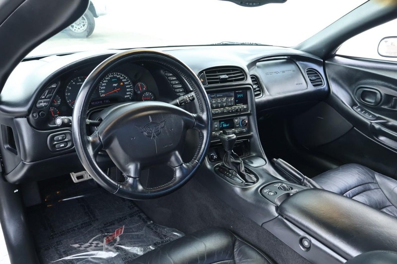 Chevrolet Corvette Vehicle Full-screen Gallery Image 19