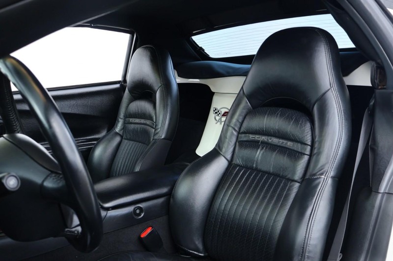 Chevrolet Corvette Vehicle Full-screen Gallery Image 21