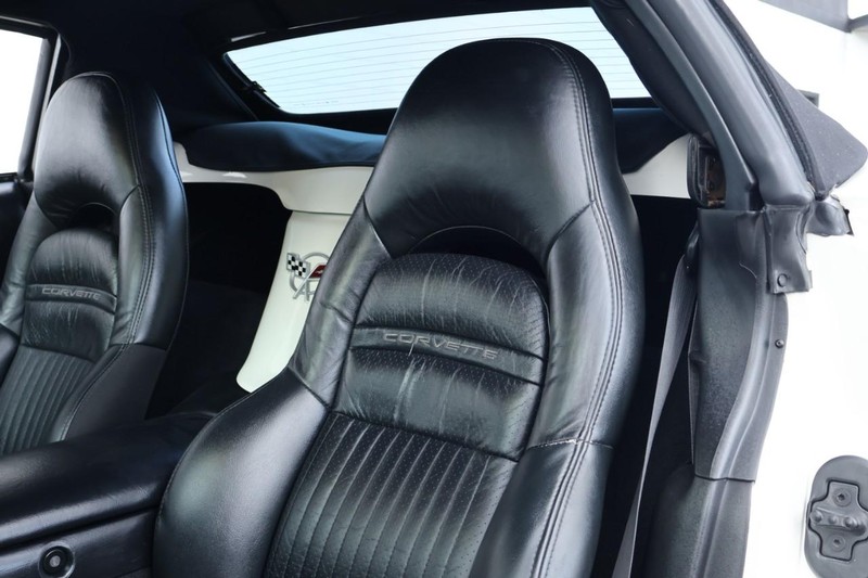 Chevrolet Corvette Vehicle Full-screen Gallery Image 22